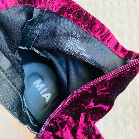 MIA Vickie crushed velvet booties berry red US 9,5M Mod Go-Go Fashion Booties - Picture 9 of 11